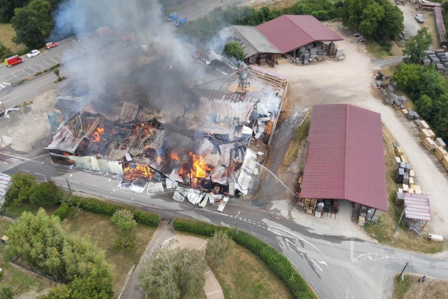 Une scierie en flammes à Mantenay-Montlin