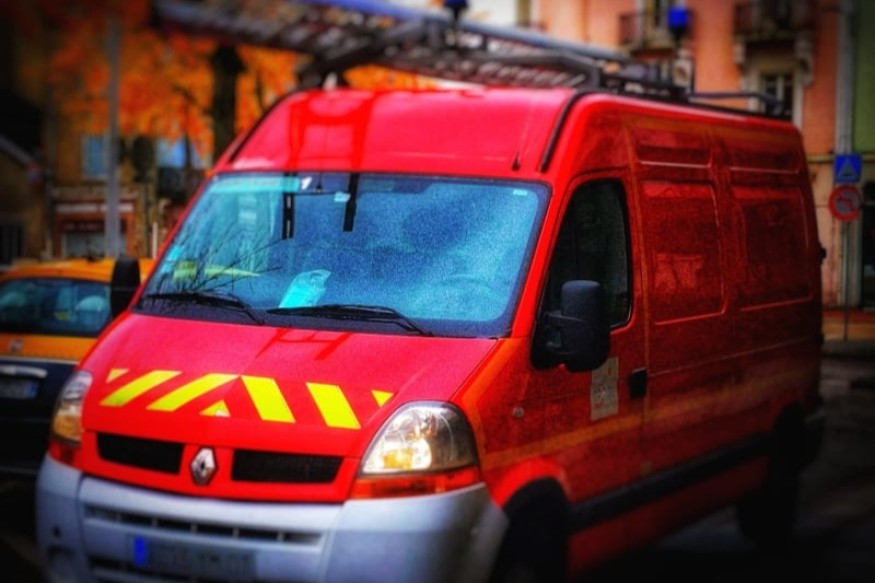De la broussaille en flammes dans l'Ain